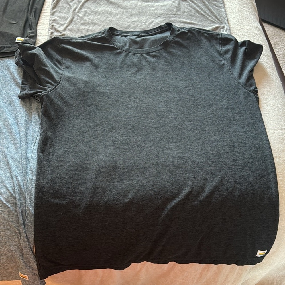 Like NEW Vuori men’s strato tech large charcoal grey